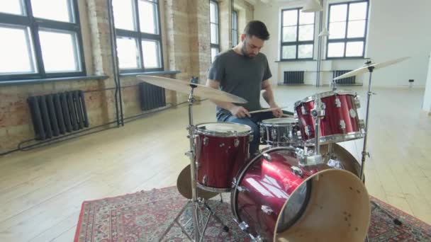 大規模なロフトスタジオでドラムを演奏プロのミュージシャンのショットでズーム — ストック動画