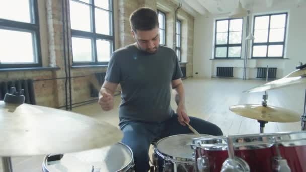 Νεαρός Συγκεντρωμένος Μουσικός Drumming Στο Στούντιο Πρόβας — Αρχείο Βίντεο