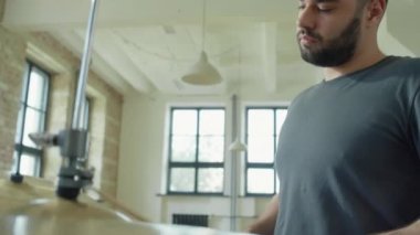 Prova stüdyosunda davul çalarken, yetenekli erkek müzisyenlerin çekimlerini azalt.