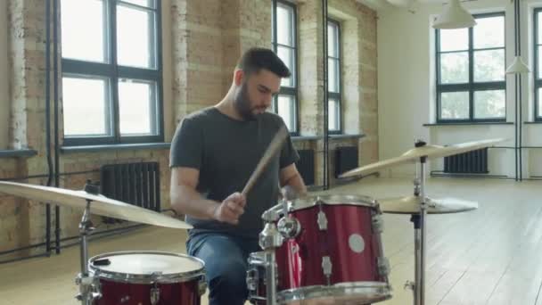Zoom Shot Professional Drummer Using Drumsticks While Playing Music Drumset — Stock Video