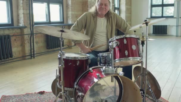 Zoom Nello Scatto Del Musicista Senior Seduto Drum Kit Studio — Video Stock