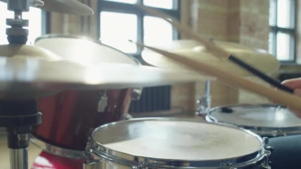 ドラムスティックでドラムを演奏するプロの男性ミュージシャンの手のショットを閉じる — ストック動画