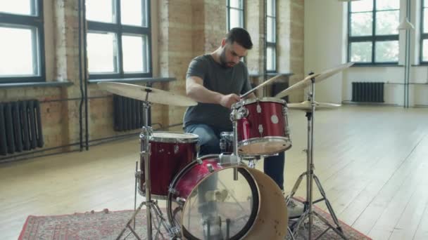 プロのドラマーが音楽リハーサルスタジオでドラムスティックでドラムを演奏 — ストック動画