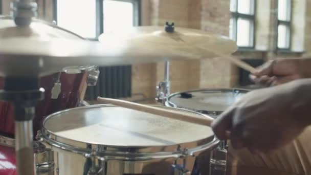 Κοντινό Τόξο Πυροβόλησε Χέρια Του Αφροαμερικανού Μουσικού Που Παίζει Drumkit — Αρχείο Βίντεο