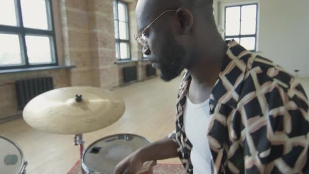 음악가 스튜디오에서 북으로 드럼을 연주하는 — 비디오