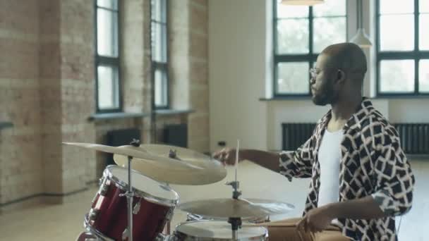 드넓은 다락방 스튜디오에서 재능있는 아프리카 미국인 연주자 — 비디오