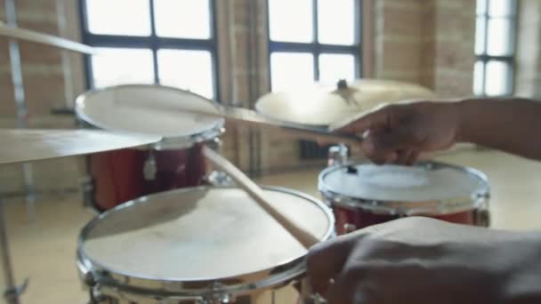 스튜디오에서 리허설중인 아프리카 미국인 음악가가 드럼을 연주하는 장면을 가까이 — 비디오
