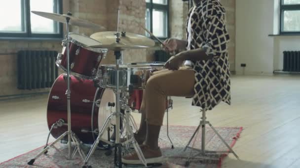 로프트 스튜디오에서 리허설중 세트된 드럼을 연주하는 음악가의 — 비디오