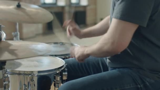 Handkameraaufnahme Eines Männlichen Musikers Mit Drumsticks Beim Spielen Des Schlagzeugs — Stockvideo