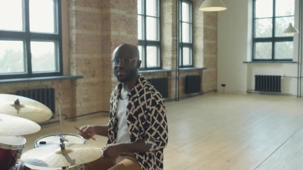 African American Man Sitter Trumset Rymliga Loft Studio Berättar Något — Stockvideo