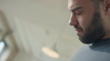 Stüdyoda prova yaparken tek başına davul çalan ilham verici müzisyenin Hollandalı açılı çekimini kapat.