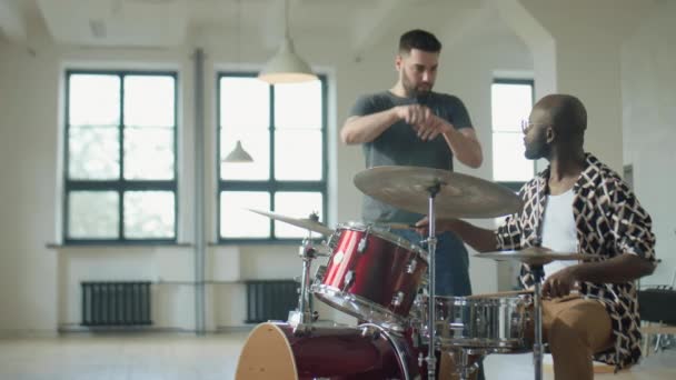 Afroamerikanischer Mann Sitzt Schlagzeug Und Hört Kaukasischen Männlichen Lehrern Während — Stockvideo