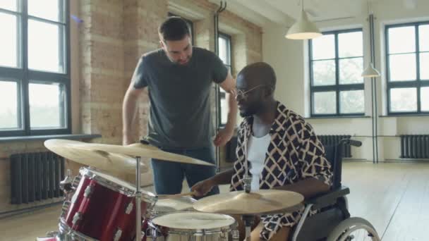 在音乐课上 非裔美国人在白人男老师的帮助下学习打鼓 — 图库视频影像