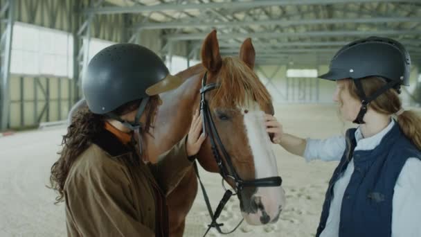 Bogenaufnahme Von Zwei Professionellen Reiterinnen Mit Helmen Die Lächelnd Und — Stockvideo