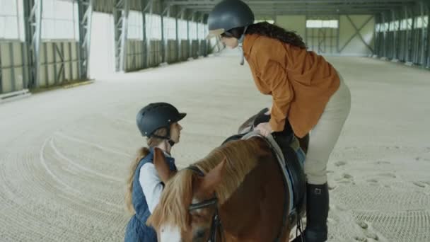 Mujer Joven Casco Montar Caballo Castaño Bajo Control Instructor Equitación — Vídeo de stock