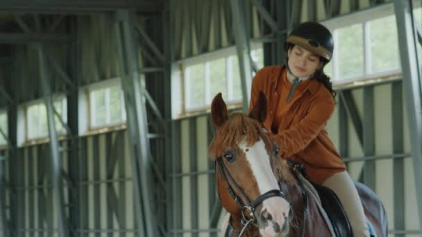 Tilt Shot Beautiful Female Rider Helm Sitting Chestnut Horse Smile — Stok Video