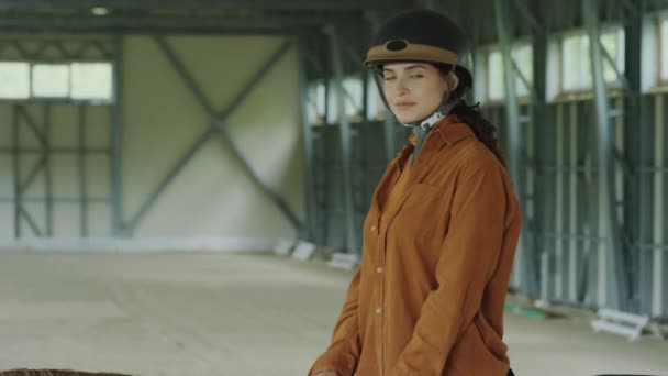 Porträt Der Schönen Reiterin Mit Helm Die Auf Einem Pferd — Stockvideo