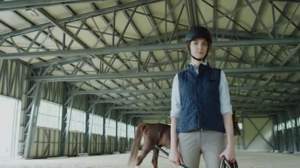 Professionell Kvinnlig Jockey Hjälm Och Uniform Poserar För Kamera Inomhus — Stockvideo