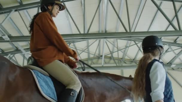 Vrouw Helm Paardrijden Lood Indoor Arena Tijdens Les Met Vrouwelijke — Stockvideo