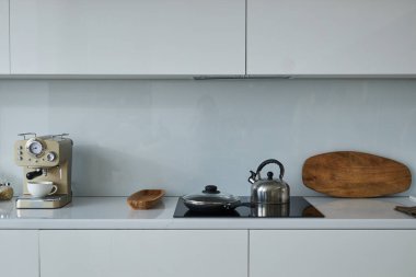 Modern mutfak aletleri ve mutfak aletleriyle güzel beyaz mutfağın yatay görüntüsü.