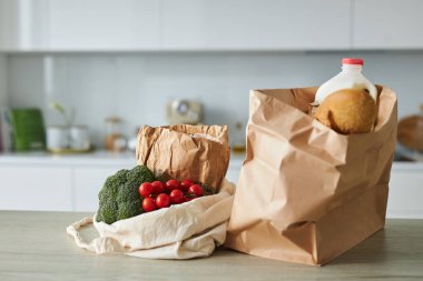 Mutfakta yemek pişirmek için taze sebzelerle dolu alışveriş torbalarının yakın çekimi.