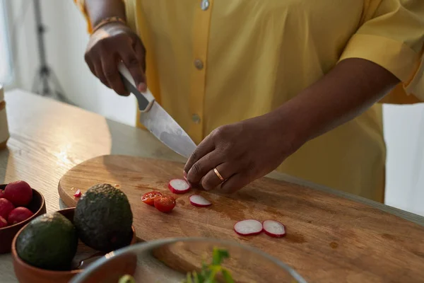 Зблизька Афроамериканська Жінка Ріже Овочі Дошці Приготування Салату — стокове фото