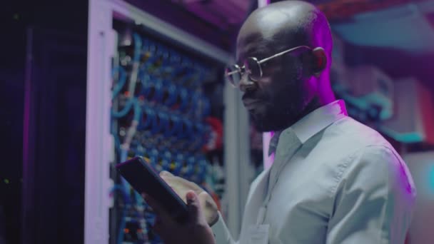 Afro Amerikaanse Ingenieur Werkt Aan Tablet Controlerende Server Datacenter — Stockvideo