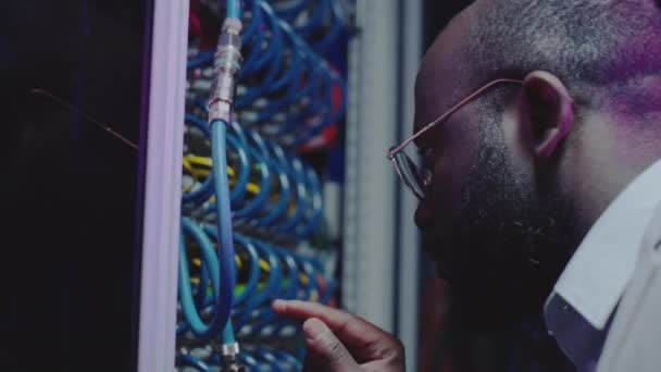 Afrika Kökenli Amerikalı Veri Merkezi Teknisyeninin Sunucu Odasındaki Kabloları Incelerken — Stok video
