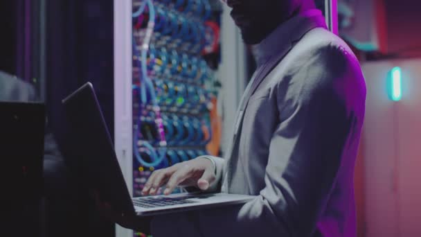 Beskuren Bild Afroamerikanska Datacenter Ingenjör Med Bärbar Dator När Arbetar — Stockvideo