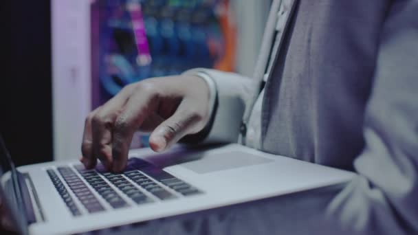Close Tiro Mãos Engenheiro Afro Americano Digitando Laptop Sala Servidor — Vídeo de Stock