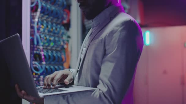 Foto Recortada Engenheiro Afro Americano Trabalhando Laptop Sala Servidores Escuros — Vídeo de Stock