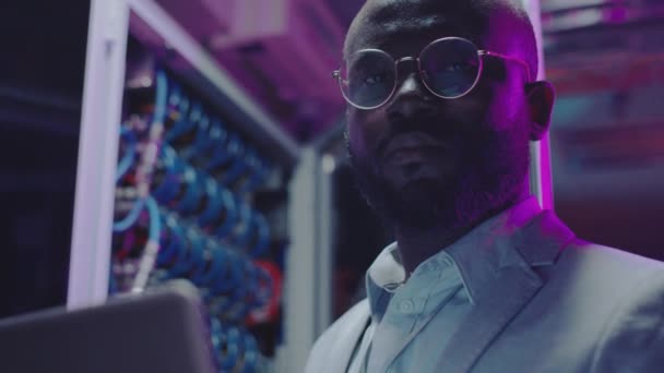 Portrait African American Engineer Holding Laptop Posing Camera Server Room — Stok Video