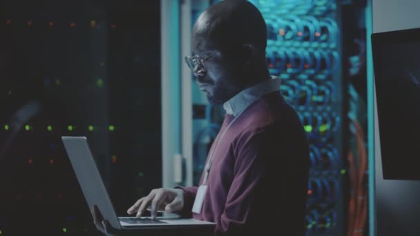 Sidovy African American Server Administratör Kodning Laptop Mörka Serverrum Datacenter — Stockvideo