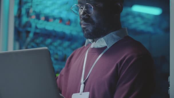 Nakloněný Záběr Afroamerického Profesionála Pracujícího Notebooku Serverovně Datového Centra — Stock video