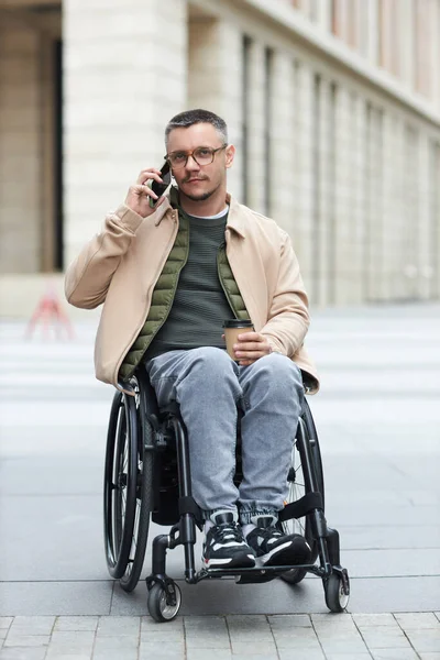 Вертикальный Портрет Молодого Человека Сидящего Инвалидной Коляске Разговаривающего Мобильному Телефону — стоковое фото