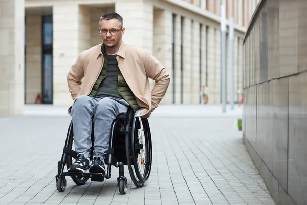 Портрет Молодого Человека Ограниченными Возможностями Катающегося Улицам Инвалидном Кресле — стоковое фото