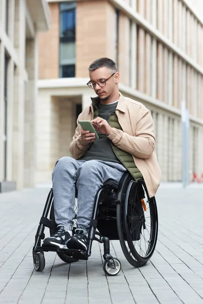 Jovem Com Deficiência Sentado Cadeira Rodas Mensagem Texto Telefone — Fotografia de Stock