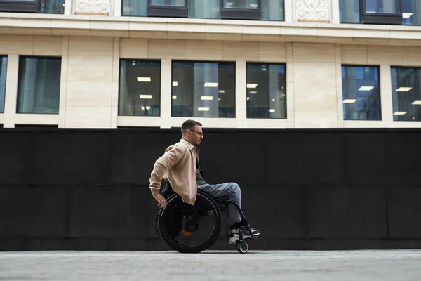 Вид Сбоку Молодого Человека Инвалидной Коляске Улицам Города — стоковое фото