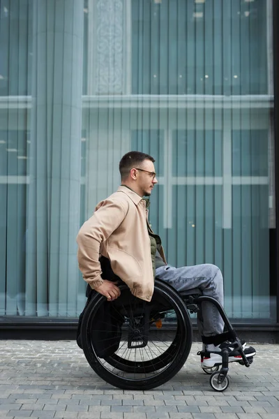 Imagem Vertical Jovem Com Deficiência Andando Cadeira Rodas Cidade — Fotografia de Stock
