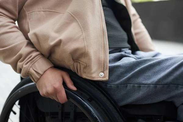 Close Homem Jovem Com Deficiência Sentado Cadeira Rodas Livre — Fotografia de Stock