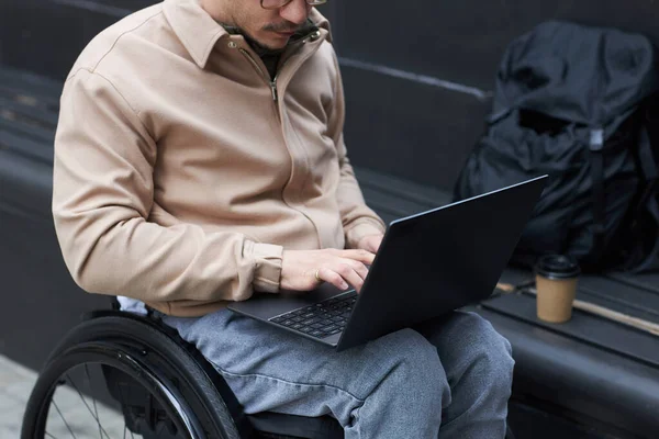 Close Jovem Com Deficiência Trabalhando Line Laptop Livre — Fotografia de Stock