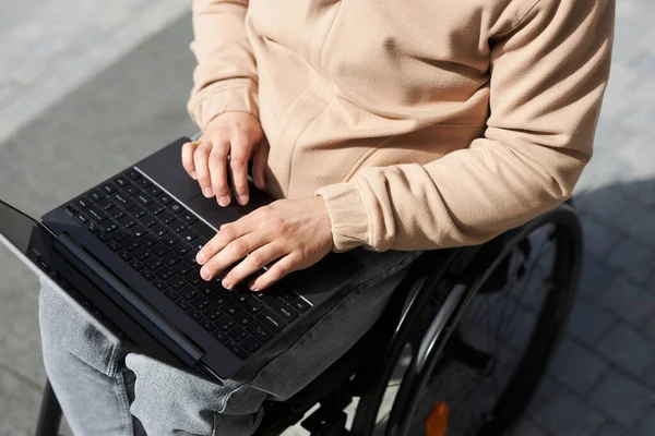 Высокоугольный Вид Молодого Человека Инвалида Сидящего Ноутбуке Работает Онлайн Улице — стоковое фото