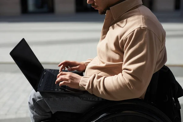Widok Boku Młody Człowiek Niepełnosprawnością Pracujący Zdalnie Laptopie Zewnątrz — Zdjęcie stockowe
