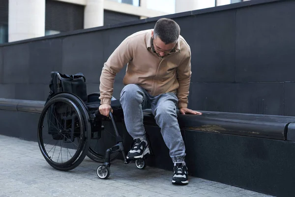 Молодой Человек Ограниченными Возможностями Пытается Сидеть Инвалидном Кресле Проводя Время — стоковое фото