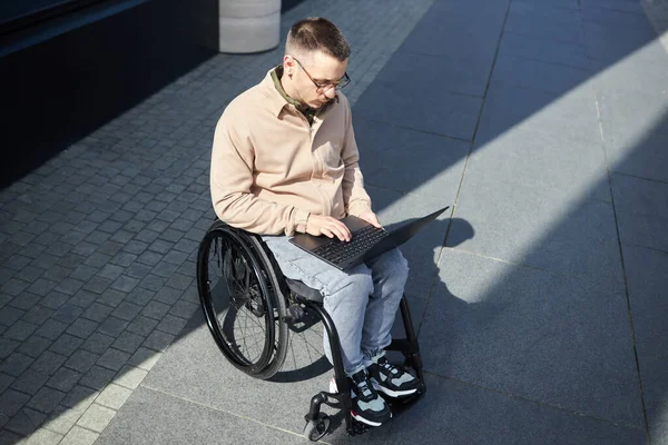 Visão Alto Ângulo Jovem Com Deficiência Sentado Cadeira Rodas Digitando — Fotografia de Stock