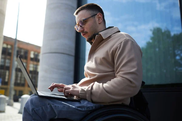 Jovem Com Deficiência Sentado Cadeira Rodas Com Laptop Concentrando Seu — Fotografia de Stock