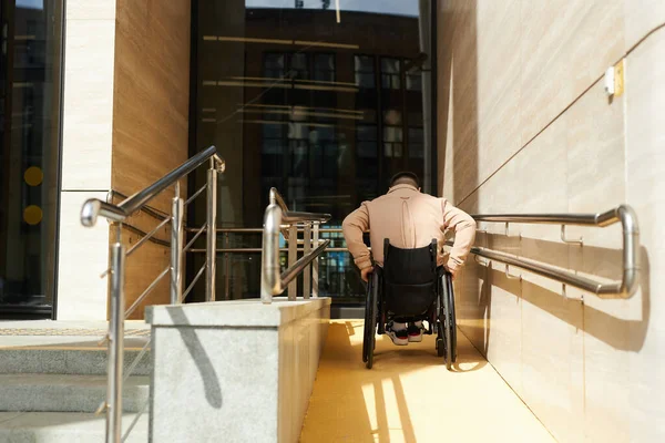 Visão Traseira Jovem Com Deficiência Sentado Cadeira Rodas Usando Rampa — Fotografia de Stock