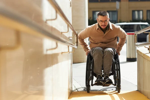 Молодой Человек Инвалидной Коляске Поднимается Пандус Здания — стоковое фото