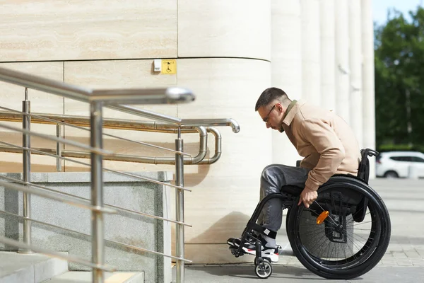 Вид Сбоку Молодого Человека Сидящего Инвалидной Коляске Помощью Рейнджера Подъема — стоковое фото