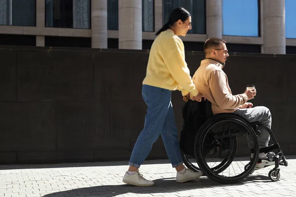Молодая Женщина Гуляет Своим Другом Инвалидом Улицам Города — стоковое фото